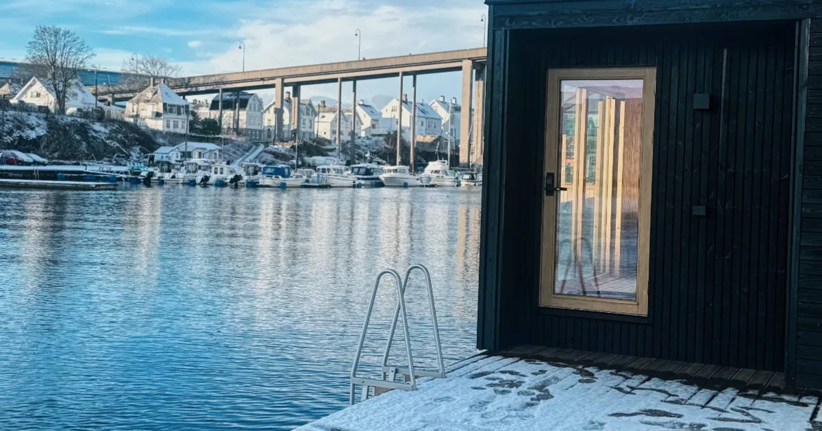 Lidasanden flytende badstu in Oppstryn